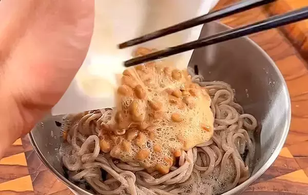 「「ナイス」「うまそう！」　そばをレンチンして振りかけたのは…？【レンチンレシピ】」の画像