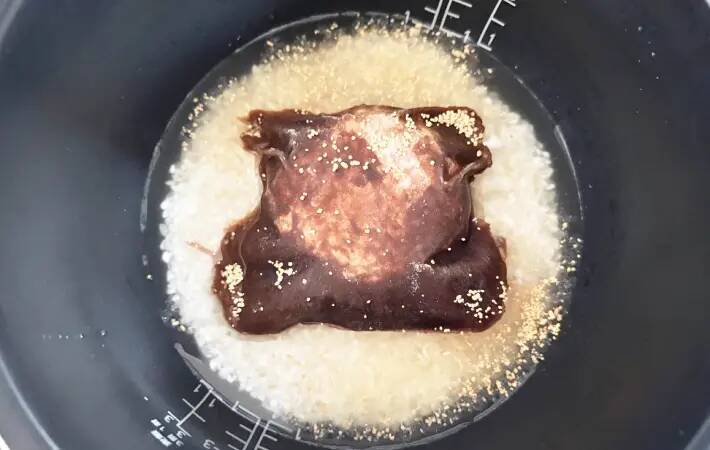 炊飯器に1袋入れてみて！　子供が感動した炊き込みご飯、具材に使ったのは？【レシピ】