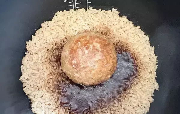 「炊飯器に1袋入れてみて！　子供が感動した炊き込みご飯、具材に使ったのは？【レシピ】」の画像