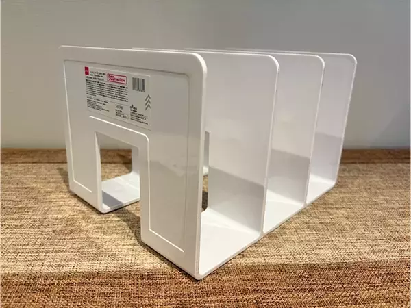 キッチンにブックエンドを設置！　調理器具がスッキリする活用法に「専用アイテムみたい」
