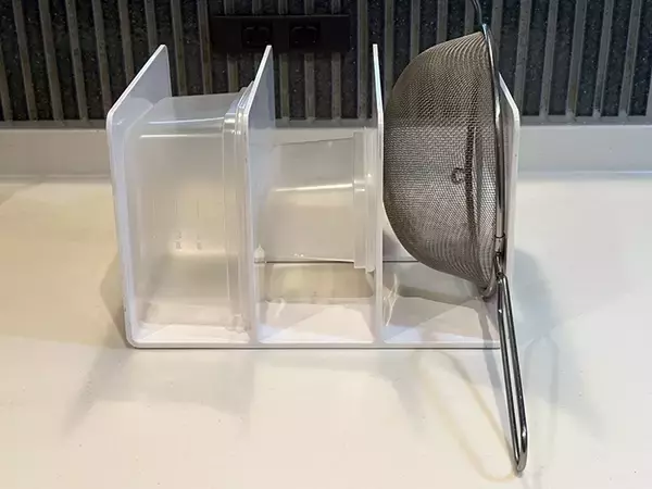 「キッチンにブックエンドを設置！　調理器具がスッキリする活用法に「専用アイテムみたい」」の画像