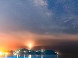 「深夜1時過ぎの江の島　海面に現れたのは？　奇跡の1枚に「波がLEDみたい」「不思議な絶景」」の画像1