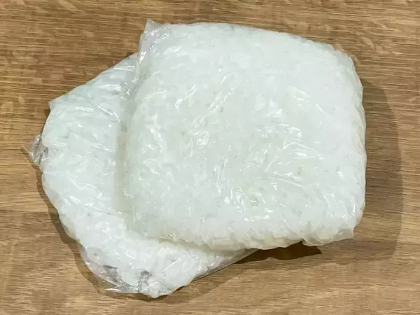 ご飯をラップで包む前に一工夫　冷凍後のレンチン時間が短くなるアイディア