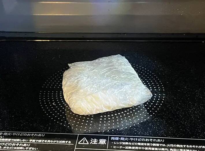 ご飯をラップで包む前に一工夫　冷凍後のレンチン時間が短くなるアイディア