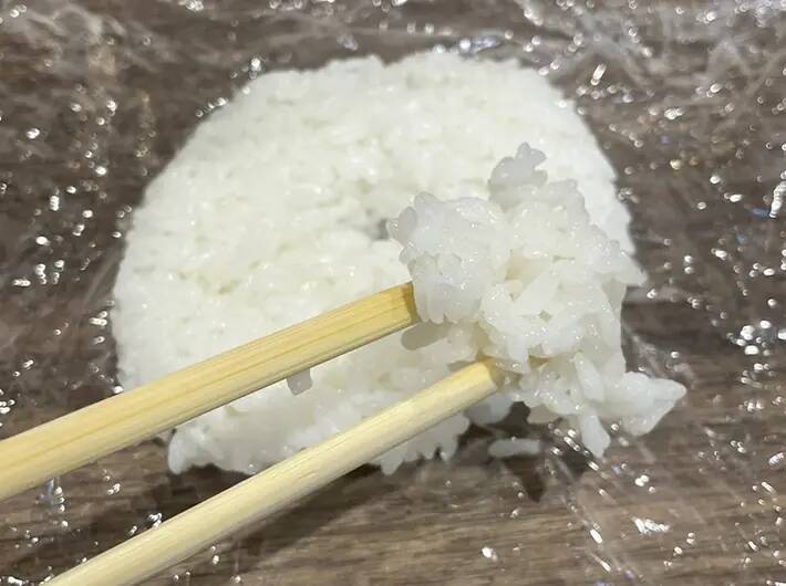 ご飯をラップで包む前に一工夫　冷凍後のレンチン時間が短くなるアイディア