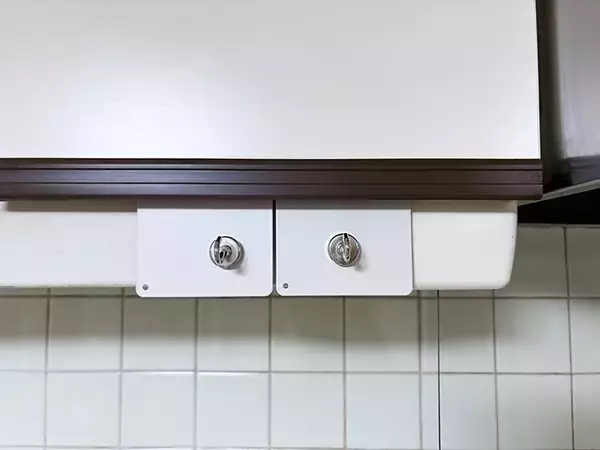 「ブックエンドを吊戸棚に差し込むと…　『浮かせる収納』ができてキッチンがスッキリした！」の画像