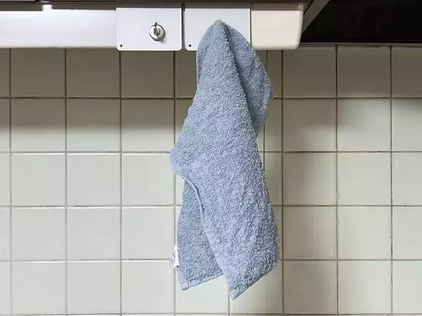「ブックエンドを吊戸棚に差し込むと…　『浮かせる収納』ができてキッチンがスッキリした！」の画像