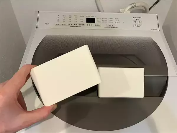 「洗濯のたびに「あれどこだっけ？」が消えた　ダイソーのマグネットポケットを洗濯機に貼りつけてみたら…」の画像