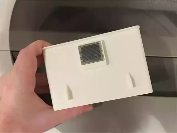 「洗濯のたびに「あれどこだっけ？」が消えた　ダイソーのマグネットポケットを洗濯機に貼りつけてみたら…」の画像