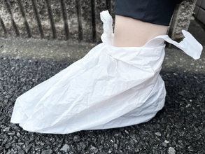 【検証】ビニール袋 vs 100均靴カバー “突然の雨”対策になるアイテムはどっち？