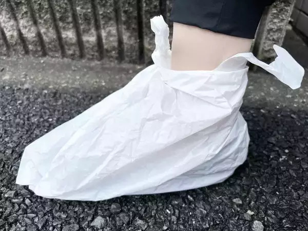 【検証】ビニール袋 vs 100均靴カバー “突然の雨”対策になるアイテムはどっち？