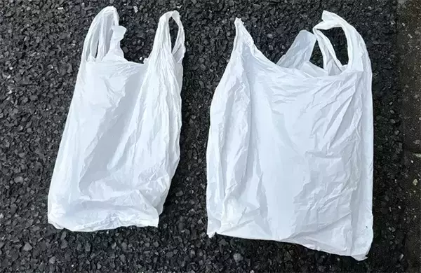 「【検証】ビニール袋 vs 100均靴カバー “突然の雨”対策になるアイテムはどっち？」の画像