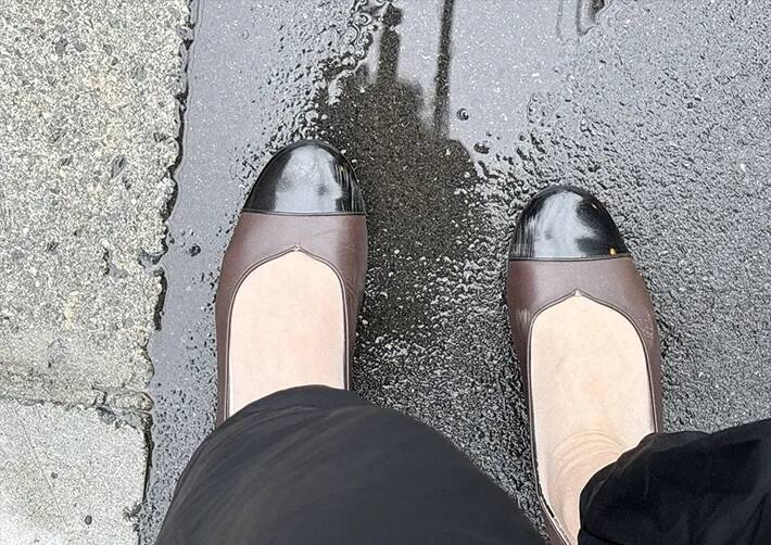 【検証】ビニール袋 vs 100均靴カバー “突然の雨”対策になるアイテムはどっち？