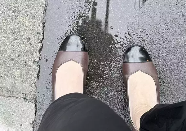 「【検証】ビニール袋 vs 100均靴カバー “突然の雨”対策になるアイテムはどっち？」の画像