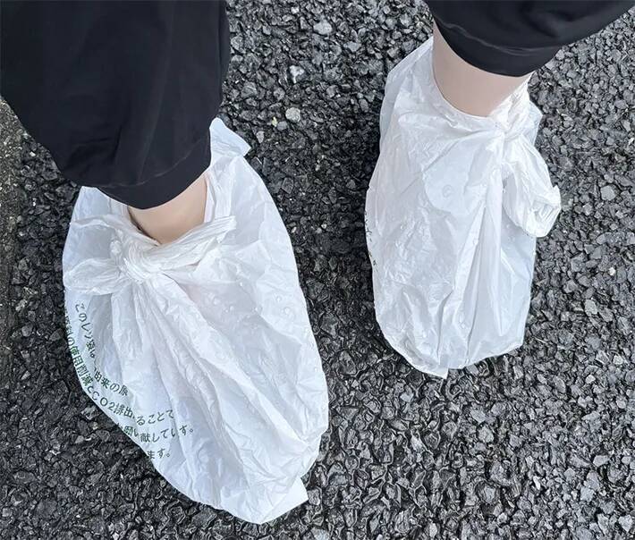 【検証】ビニール袋 vs 100均靴カバー “突然の雨”対策になるアイテムはどっち？
