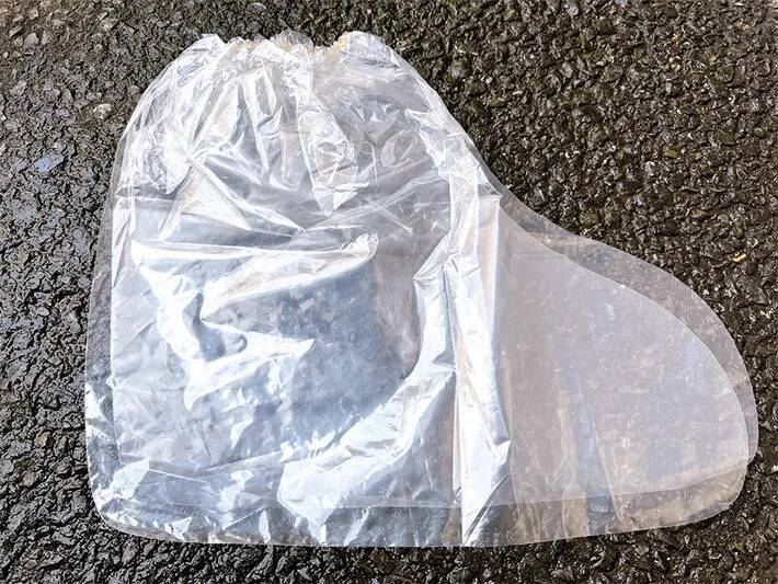 【検証】ビニール袋 vs 100均靴カバー “突然の雨”対策になるアイテムはどっち？