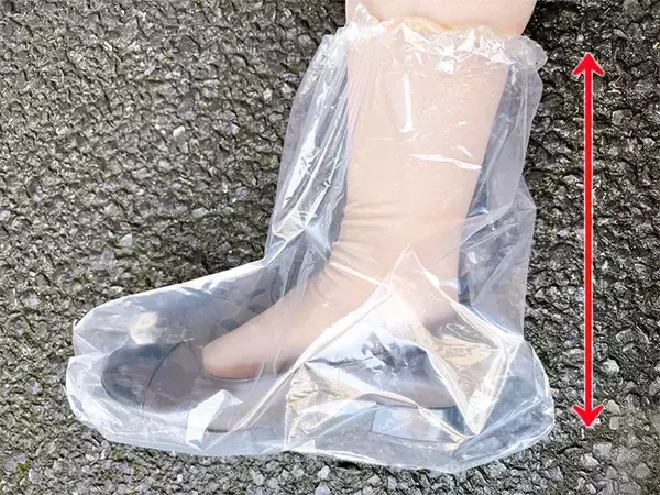 「【検証】ビニール袋 vs 100均靴カバー “突然の雨”対策になるアイテムはどっち？」の画像