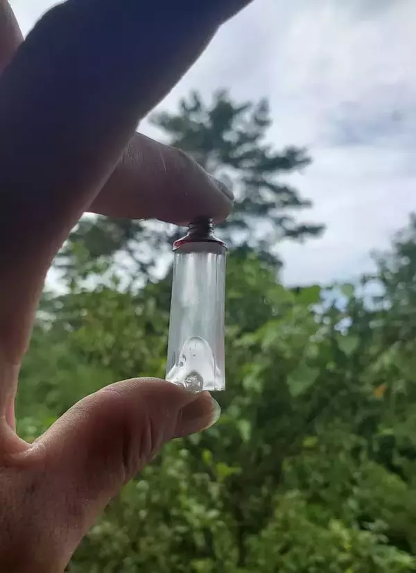 「新品なのに、中身が出てこない接着剤　パッケージを切り開くと？「記念に飾りたい逸品」」の画像