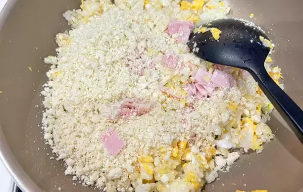 「ご飯の『かさ増し』に使ったのは…？　節約チャーハンに夫も子供も大満足【節約レシピ】」の画像