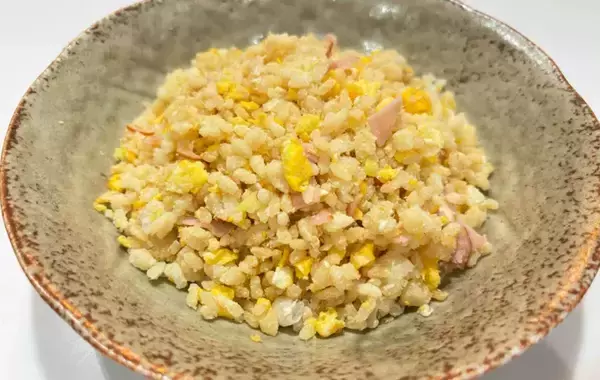 「ご飯の『かさ増し』に使ったのは…？　節約チャーハンに夫も子供も大満足【節約レシピ】」の画像
