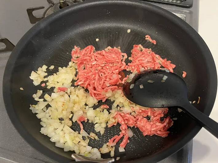 ホクホク食感に家族も絶賛！　フライパンごと食卓に出せる『揚げないコロッケ風』