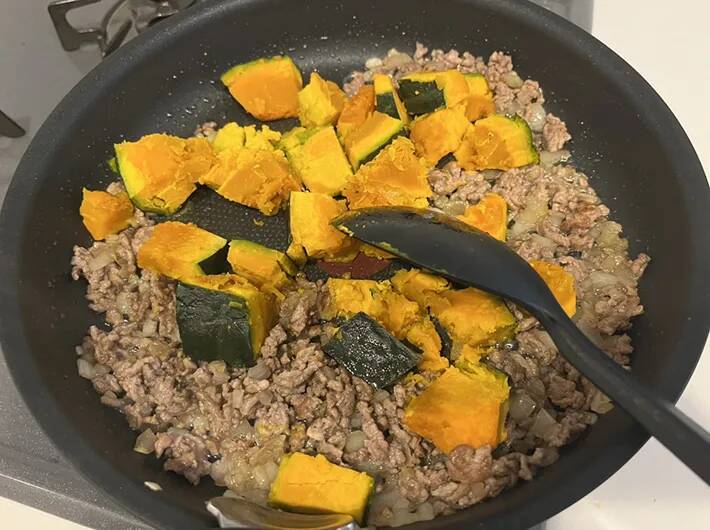 ホクホク食感に家族も絶賛！　フライパンごと食卓に出せる『揚げないコロッケ風』