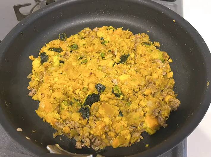 ホクホク食感に家族も絶賛！　フライパンごと食卓に出せる『揚げないコロッケ風』