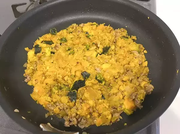 「ホクホク食感に家族も絶賛！　フライパンごと食卓に出せる『揚げないコロッケ風』」の画像