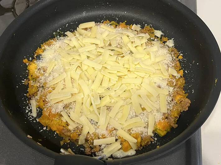 ホクホク食感に家族も絶賛！　フライパンごと食卓に出せる『揚げないコロッケ風』