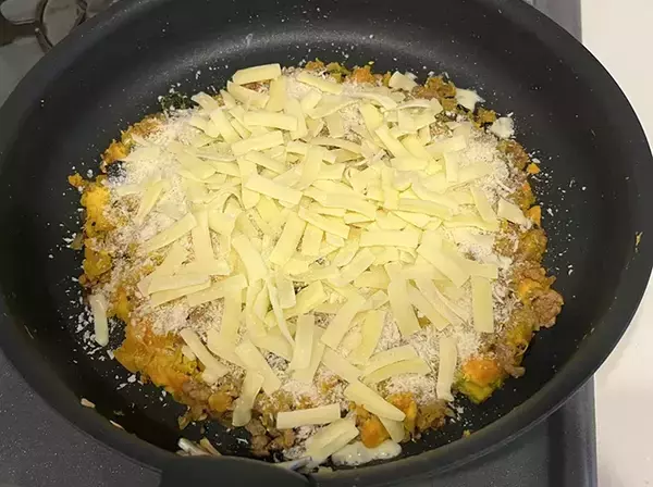 「ホクホク食感に家族も絶賛！　フライパンごと食卓に出せる『揚げないコロッケ風』」の画像