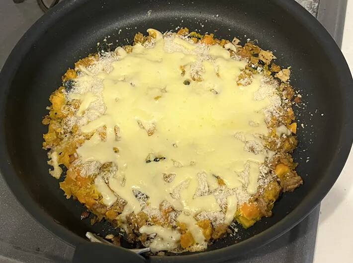 ホクホク食感に家族も絶賛！　フライパンごと食卓に出せる『揚げないコロッケ風』