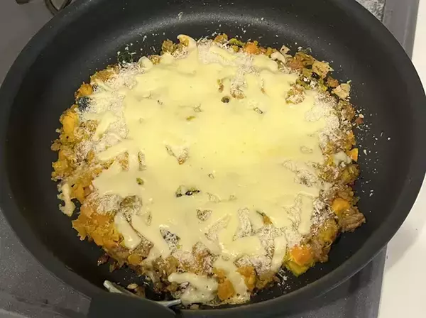 「ホクホク食感に家族も絶賛！　フライパンごと食卓に出せる『揚げないコロッケ風』」の画像