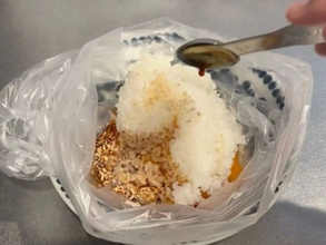 ご飯と卵を袋に入れて3分　完成したモノに「これすごい」「早速試す」