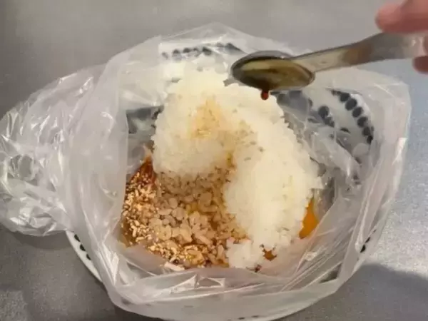 ご飯と卵を袋に入れて3分　完成したモノに「これすごい」「早速試す」