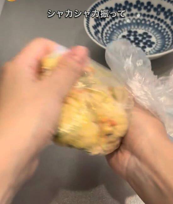 ご飯と卵を袋に入れて3分　完成したモノに「これすごい」「早速試す」