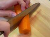 「深い切り込みを入れたニンジン　ピーラーで削ってみたら「コレはすごい！」」の画像1