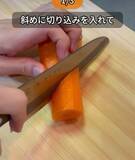 「深い切り込みを入れたニンジン　ピーラーで削ってみたら「コレはすごい！」」の画像2