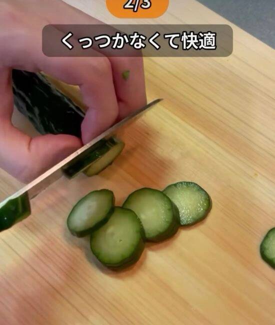 深い切り込みを入れたニンジン　ピーラーで削ってみたら「コレはすごい！」