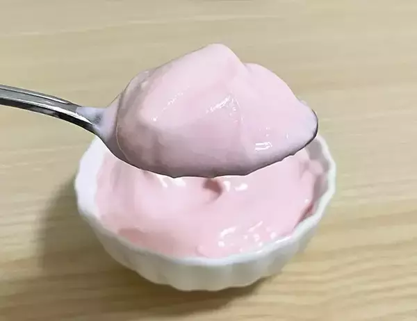 「ヨーグルトに『大さじ2杯』混ぜて放置　できあがりに「ぜい沢な朝食になった」「かわいい」」の画像