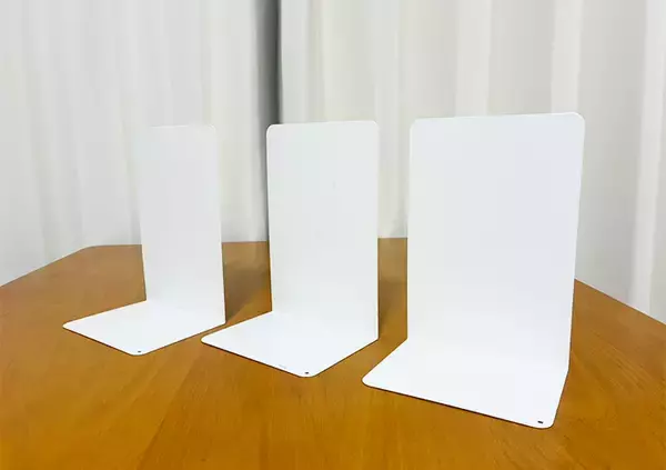 「キッチン棚の救世主！　ブックエンド3枚を組み合わせる便利ワザに「ストレスが減った！」」の画像