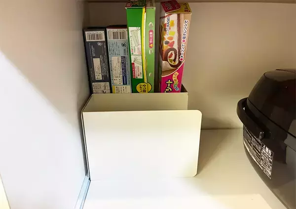 「キッチン棚の救世主！　ブックエンド3枚を組み合わせる便利ワザに「ストレスが減った！」」の画像