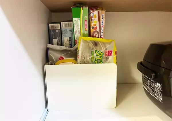 「キッチン棚の救世主！　ブックエンド3枚を組み合わせる便利ワザに「ストレスが減った！」」の画像