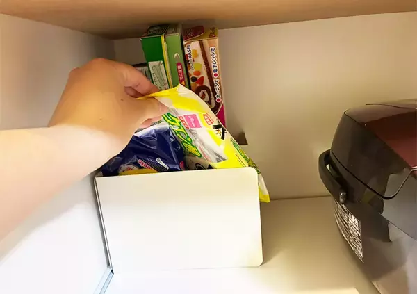 「キッチン棚の救世主！　ブックエンド3枚を組み合わせる便利ワザに「ストレスが減った！」」の画像