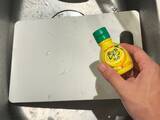 「レモン果汁、まな板洗いで使えます　かけて水で流すと「ニオイがスッキリ！」」の画像1