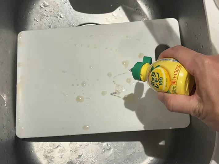 レモン果汁、まな板洗いで使えます　かけて水で流すと「ニオイがスッキリ！」