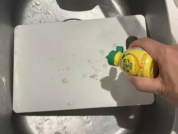 「レモン果汁、まな板洗いで使えます　かけて水で流すと「ニオイがスッキリ！」」の画像