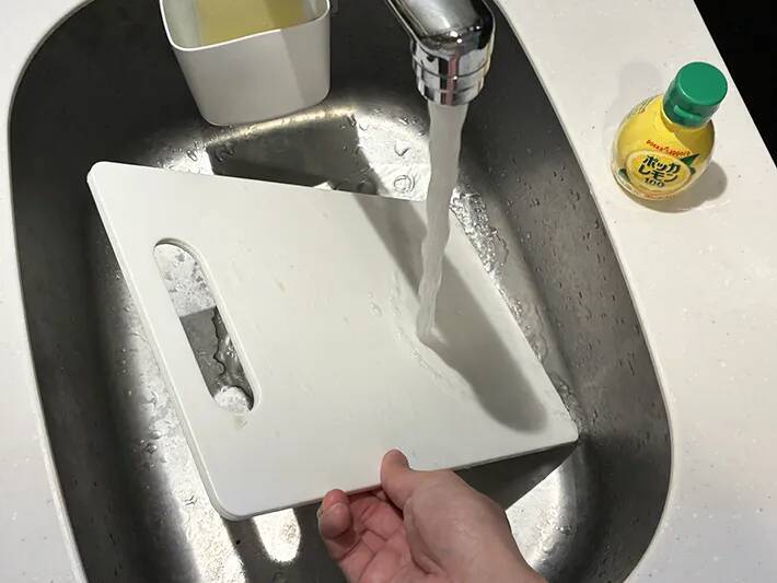 レモン果汁、まな板洗いで使えます　かけて水で流すと「ニオイがスッキリ！」