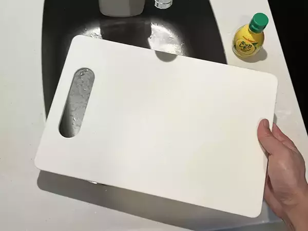 「レモン果汁、まな板洗いで使えます　かけて水で流すと「ニオイがスッキリ！」」の画像
