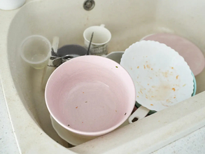 皿の油汚れは先にひと拭き！　メーカーが教える食器の正しい洗い方