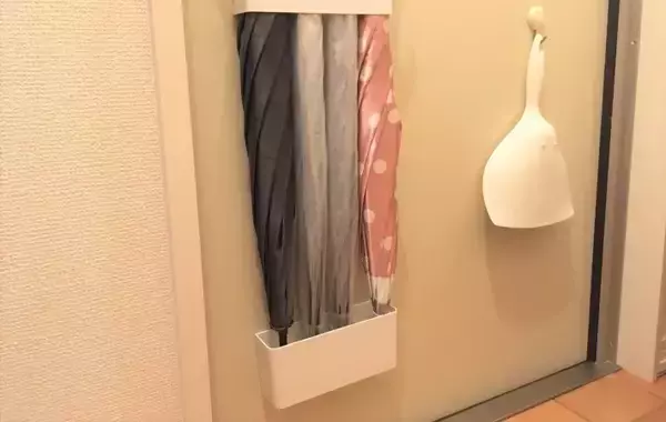 「ダイソーの傘たてを冷蔵庫に？　活用法に「天才かも」「すぐ欲しい」【意外な活用法4選】」の画像